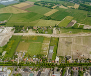 840482 Luchtfoto van een klein gedeelte van het bouwterrein voor de nieuwbouwwijk Langerak (links) te De Meern ...